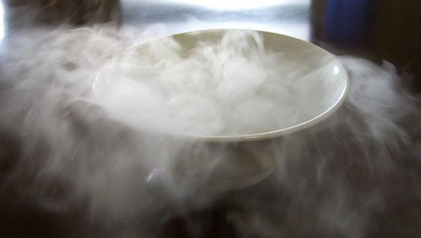 Welche Risiken bestehen bei Lagerung, Transport und Arbeit mit Trockeneis?